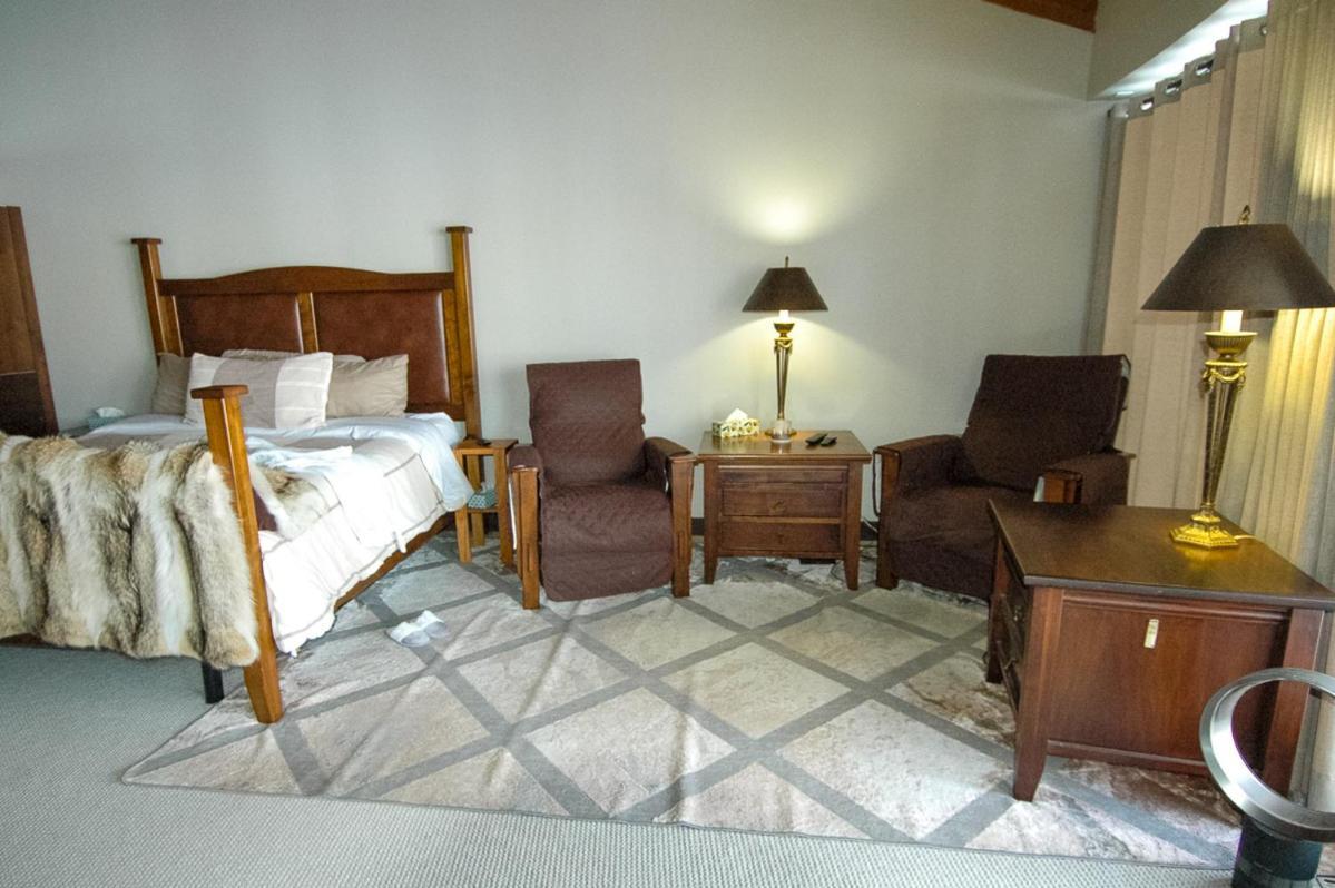 Roundhouse Grotto Bed and Breakfast YYC Exteriör bild