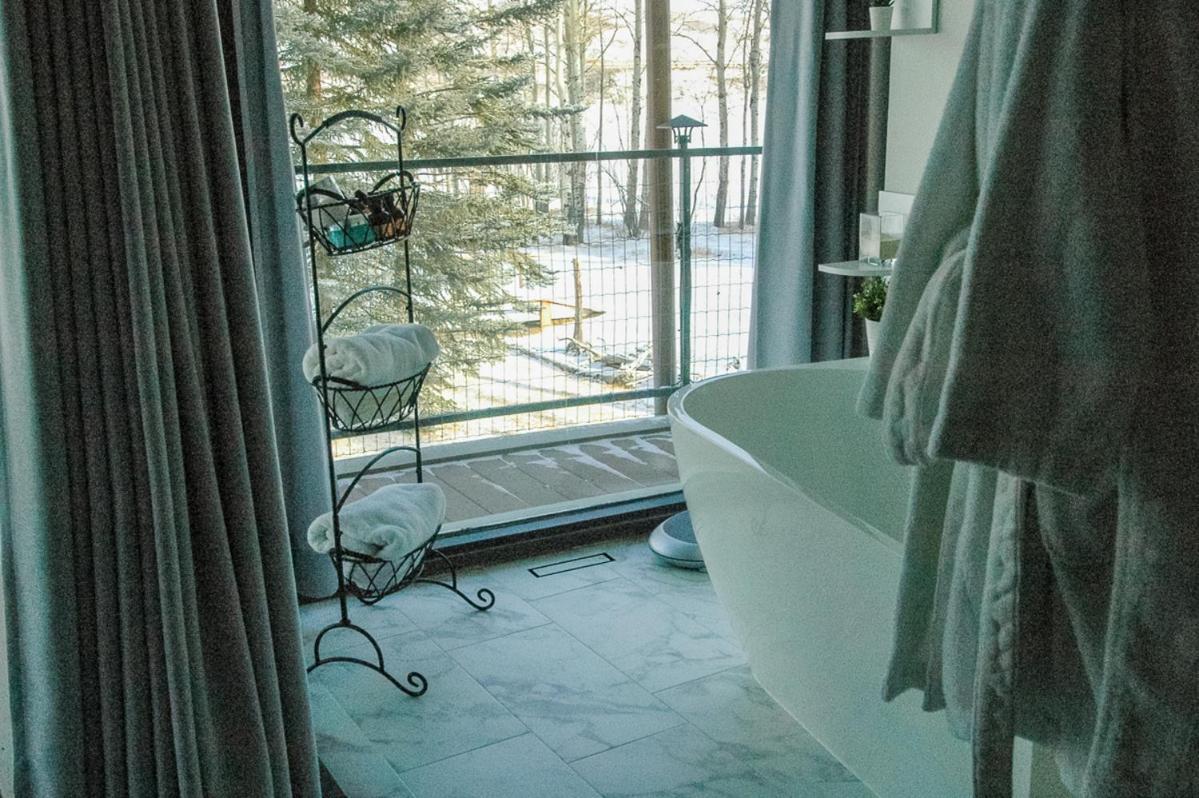 Roundhouse Grotto Bed and Breakfast YYC Exteriör bild