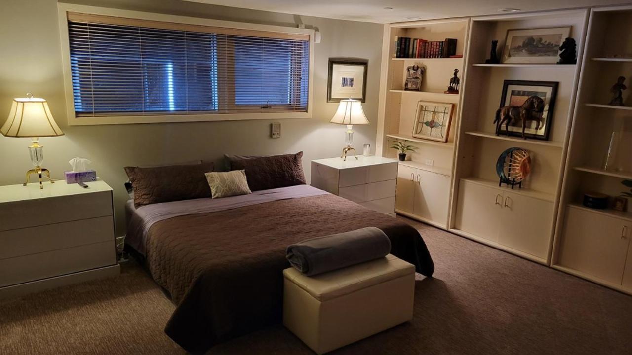 Roundhouse Grotto Bed and Breakfast YYC Exteriör bild