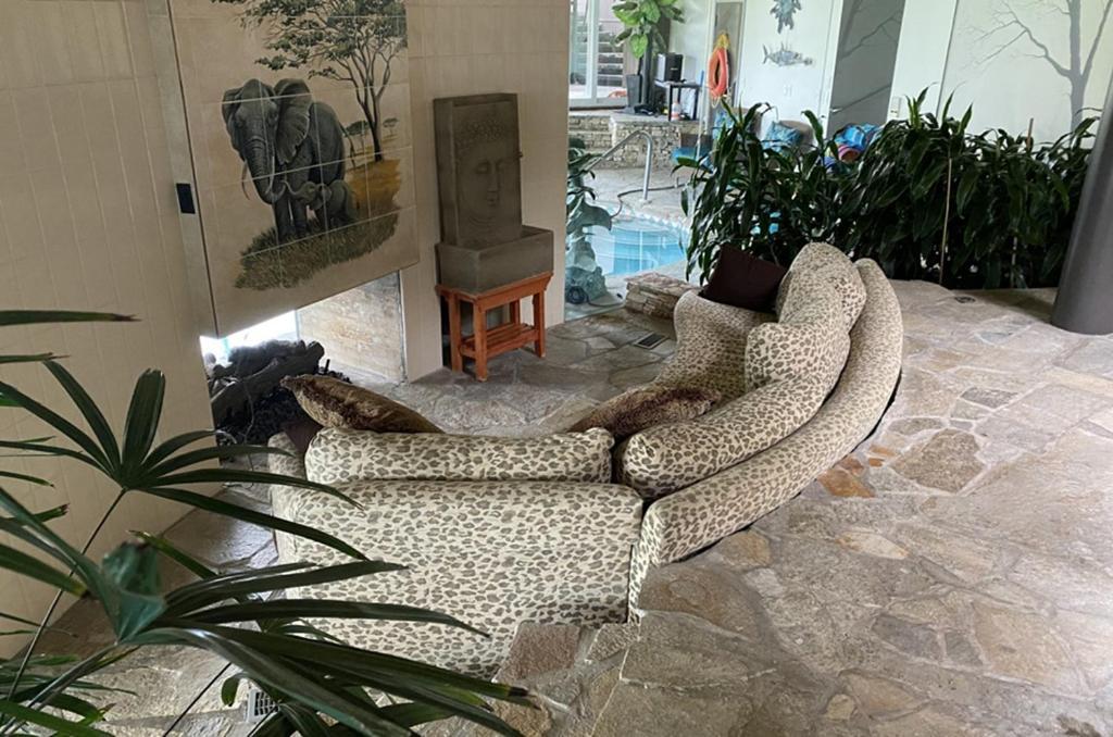 Roundhouse Grotto Bed and Breakfast YYC Exteriör bild