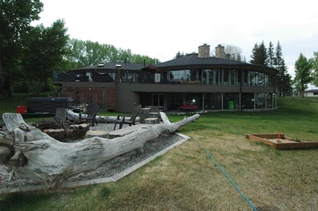 Roundhouse Grotto Bed and Breakfast YYC Exteriör bild