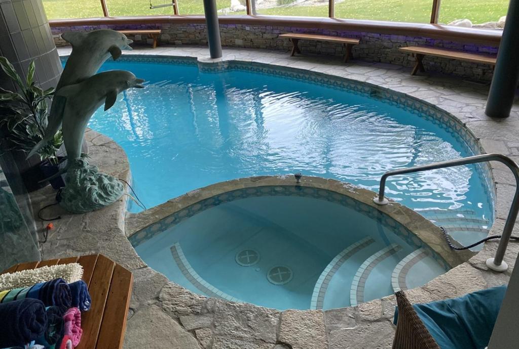 Roundhouse Grotto Bed and Breakfast YYC Exteriör bild