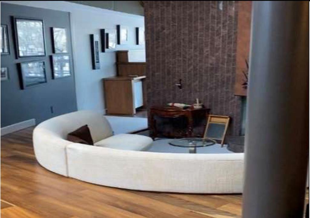 Roundhouse Grotto Bed and Breakfast YYC Exteriör bild