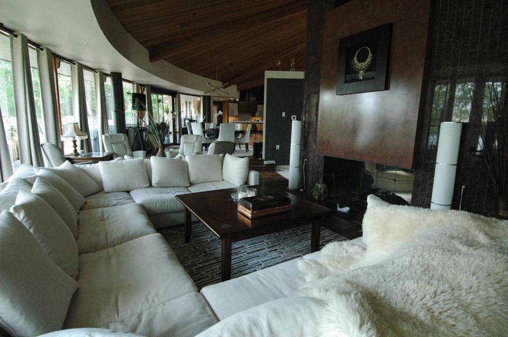 Roundhouse Grotto Bed and Breakfast YYC Exteriör bild