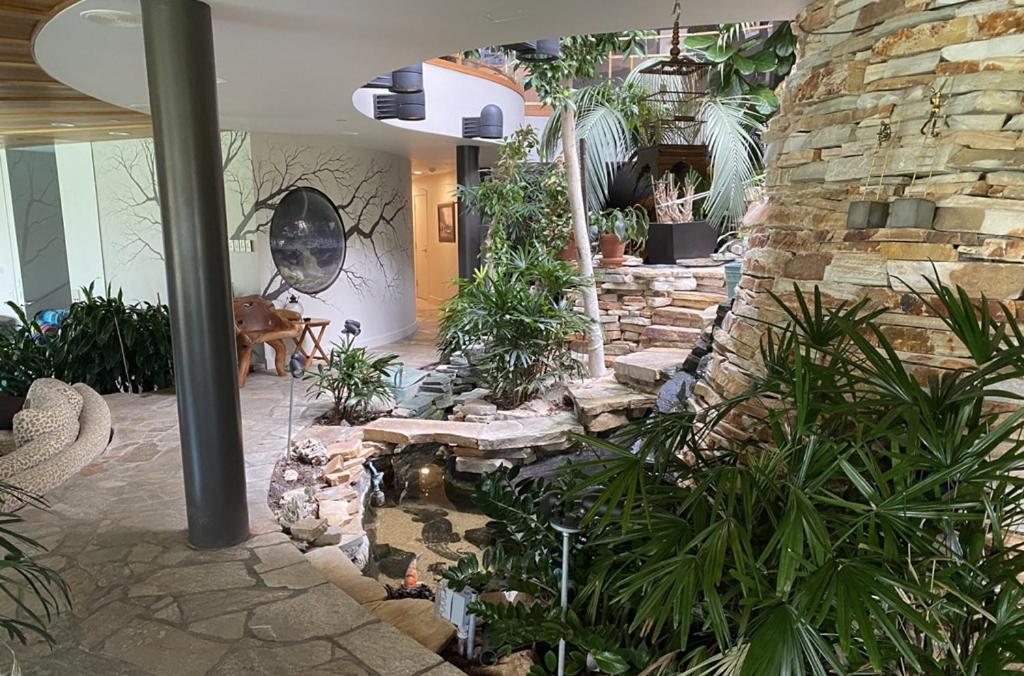 Roundhouse Grotto Bed and Breakfast YYC Exteriör bild