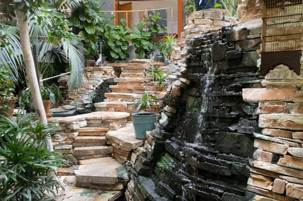 Roundhouse Grotto Bed and Breakfast YYC Exteriör bild